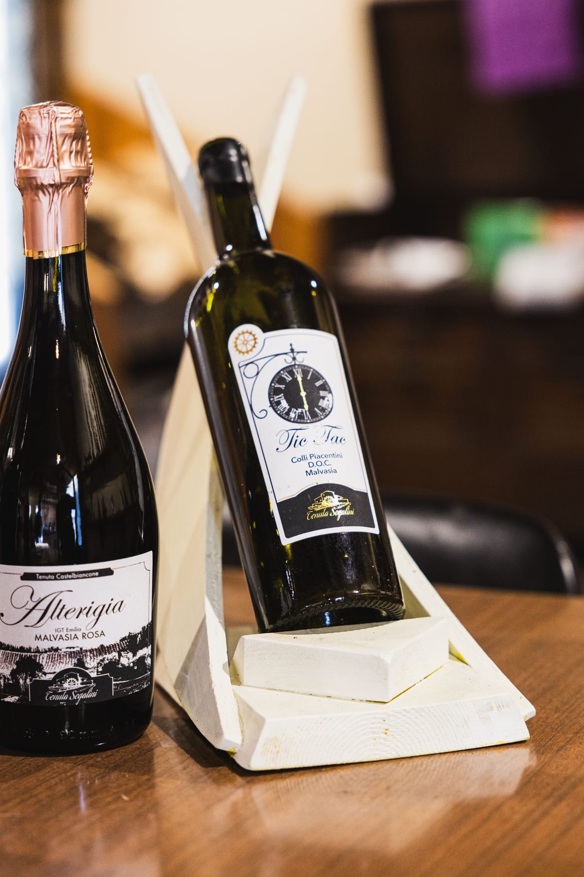 Bottiglie pronte per una degustazione in cantina