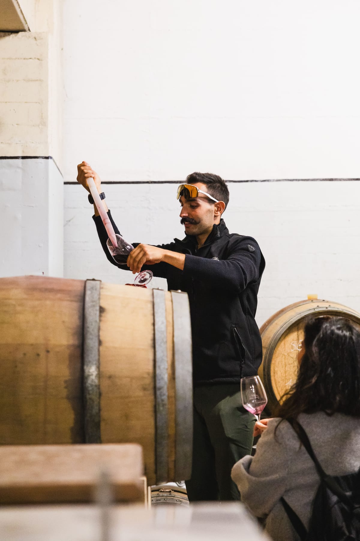 Prelievo del vino dalla botte nella cantina di Carpaneto Piacentino